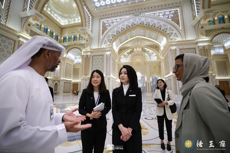  윤석열 대통령 부인 김건희 여사가 15일(현지시간) 알 카아비 UAE 문화·청소년부 장관의 영접으로 대통령궁을 돌아보고 있다. (자료=대통령실)