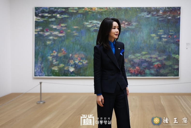  김 여사는 취리히 미술관을 둘러보고 있다. (자료=대통령실)