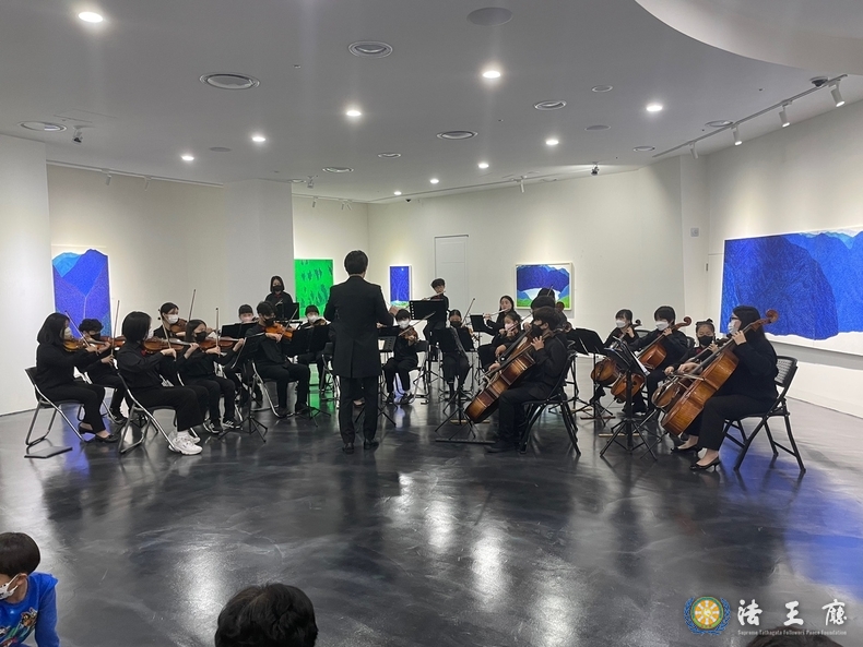  정영모 작가 전시장에서 축하공연
