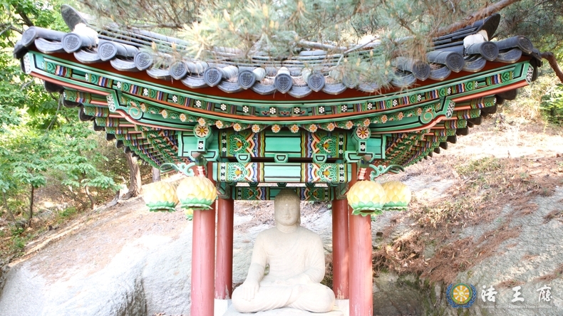 청와대 관저 뒤편 언덕에 보물 경주 방형대좌 석조여래좌상(미남불)이 전시돼 있다. 사진=이정하기자 