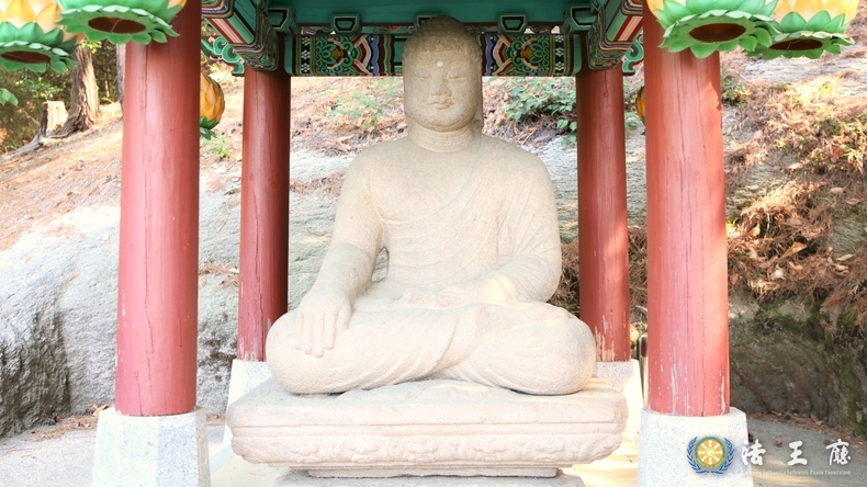  높이 108㎝, 어깨너비 54.5㎝, 무릎너비 86㎝로 풍만한 얼굴이다. 사진=이정하 기자
