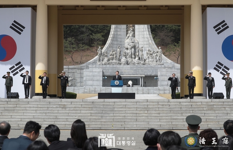  윤 대통령은 기념식에서 현직 대통령으로는 처음으로 직접 55명 용사들의 이름을 한 명 한 명 부르는 ‘롤콜’(roll-call)을 통해 북한의 도발에 맞서 자유를 지켜낸 용사들의 위훈을 기렸다. (사진=대통령실)