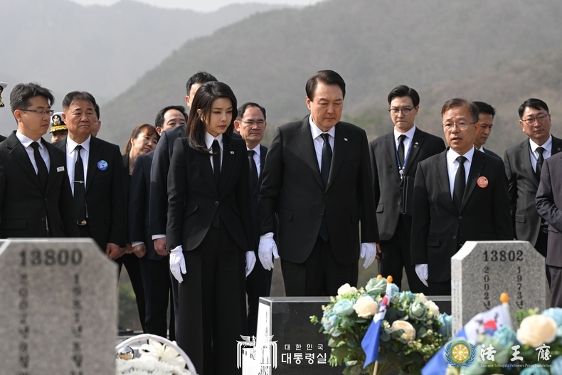 윤석열 대통령 부부는 24일 오전 국립대전현충원에서 제2연평해전‧연평도 포격전 묘역과 천안함 묘역, 故 한주호 준위 묘소를 찾아 유가족, 참전 장병들과 함께 참배하고 깊은 위로를 전했다. (사진=대통령실)