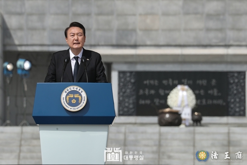 윤석열 대통령은 김건희 여사와 함께 제8회 서해수호의 날 기념식에 참석해, 북한의 무력 도발에 맞서 장렬히 산화한 55명의 영웅들을 영원히 기억할 것임을 강조했다. (사진=대통령실)