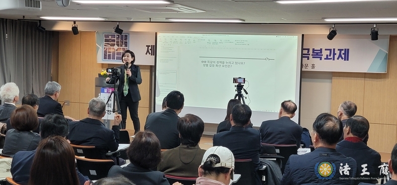 “저출산의 재앙 극복과제”를 주제로 김희정 전 여성가족부 장관이 강연을 하고있다. (사진=공정회복)