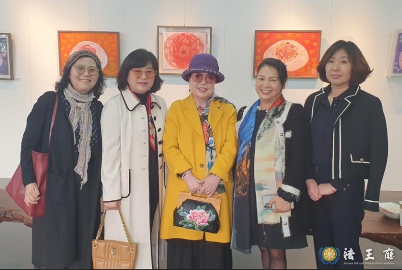  행사에 참석한 지인들과 기념촬영을 하고 있다.(사진=자연당 갤러리) 