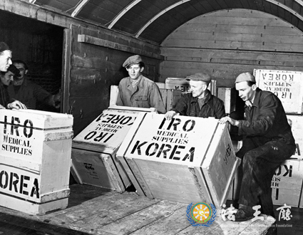  독일 철도 노동자들이 UN의 특별기구인 국제 피난민기구(IRO)가 한국에 보내기 위해<br>
기표를 한 적화물 앞에 있는 장면. 4명의 IRO 간부가 UN의 민간 피난민을 돕기 위한<br>
임무를 수행하기 위해 한국에 도착했다.