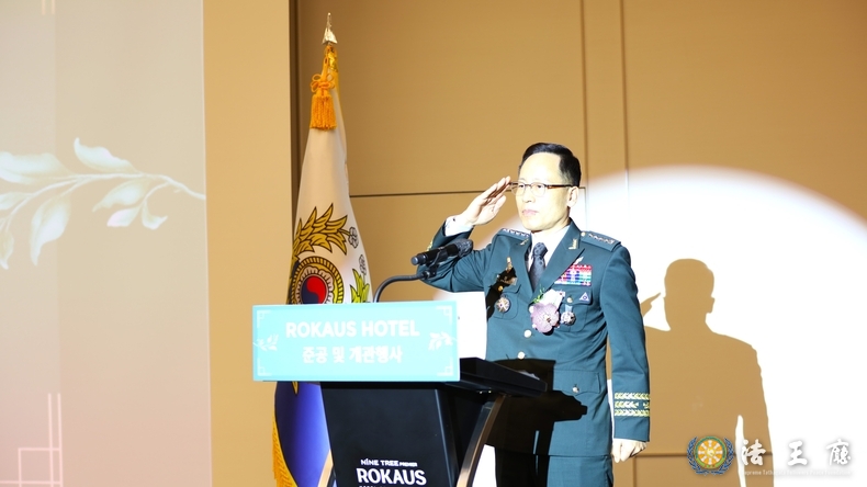  박정환 육군참모총장 인사에 앞서 참석자들에게 경례를 하고 있다.(사진=법왕청신문)