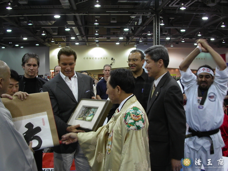  Chairman Lee Jon-young of Diplomacy Journal (second from right) presents a Korean artifact to former California Gov. Arnold Schwarzenegger (far left).