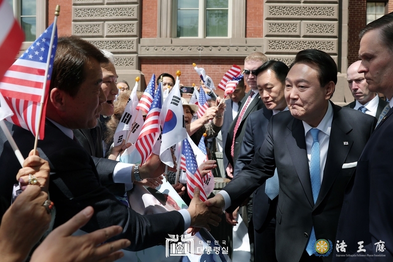 President Yoon Suk-yeol is arriving at the Blair House in Washington D.C on the afternoon of the 24th (local time) and is warmly greeted by citizens as he shakes hands with them., (Courtesy of the Office of the President)