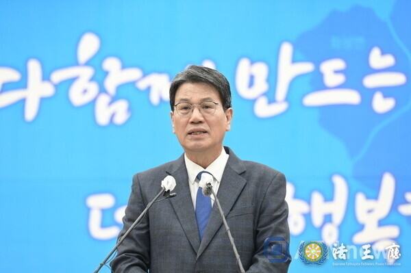  Mayor Kim Don-kon of Cheongyang County
