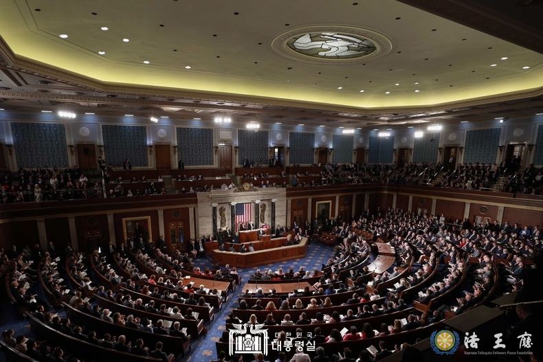 U.S. lawmakers give a standing ovation during a speech at the U.S. and House of Representatives joint meeting by President Yoon Suk-yeol, who is visiting the U.S., on April 27 (local time) at the National Assembly building in Washington, D.C.