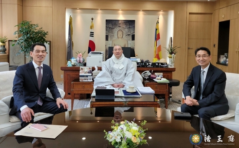  골든유 그룹 박내춘 회장(좌), 배용주 경찰공제조합 이사장(우)가 동국대 이사장 돈관스님(중앙),을 예방했다.