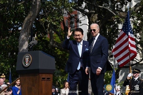  President Yoon Suk-yeol poses with U.S. President Joe Biden in the U.S.