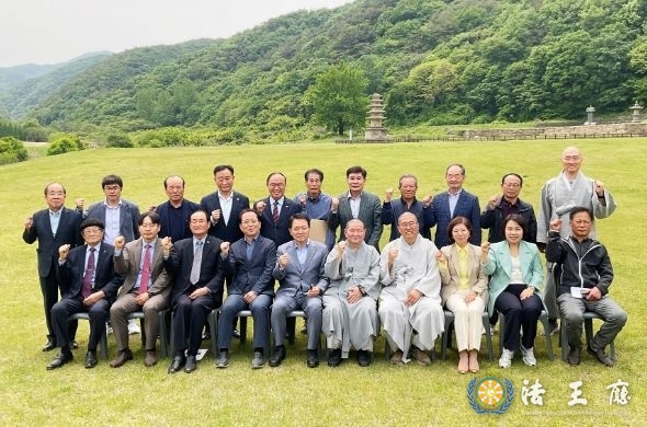  서산시가 윤성용 국립중앙박물관장을 만나 서산 보원사지 출토유물이 제자리로 돌아올 수 있도록 요청했다
