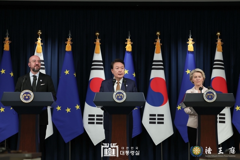  윤석열 대통령은 샤를 미셸 EU 상임의장, 우르줄라 폰 데어 라이엔 EU 집행위원장과 한-EU 정상회담을 갖고 공동언론 발표를 하고있다. (사진=대통령실)