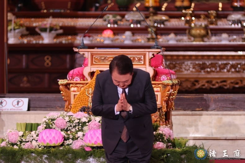  윤석열 대통령이 조계사에서 열린 부처님오신날 봉축법요식에 참석해 합장하고 인사를 하고 있다.(사진=법왕청신문)