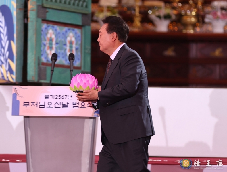  윤석열 대통령이 조계사에서 열린 부처님오신날 봉축법요식에 참서개 부처님께 연등 공양을 올리고 있다. (사진=법왕청신문)