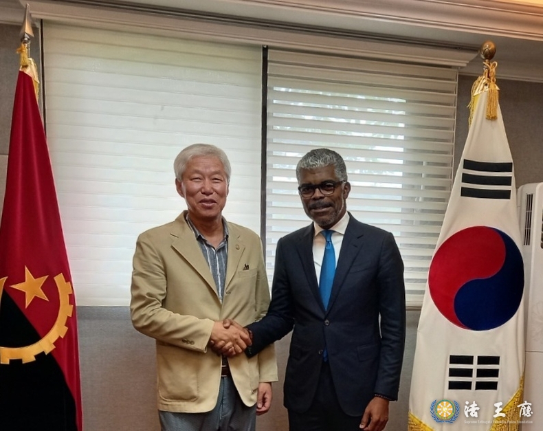  2. Minister of Transport Ricardo Viegas D’Abreu(right) Diplomacy Journal Publisher & Editor, Lee Jon-young