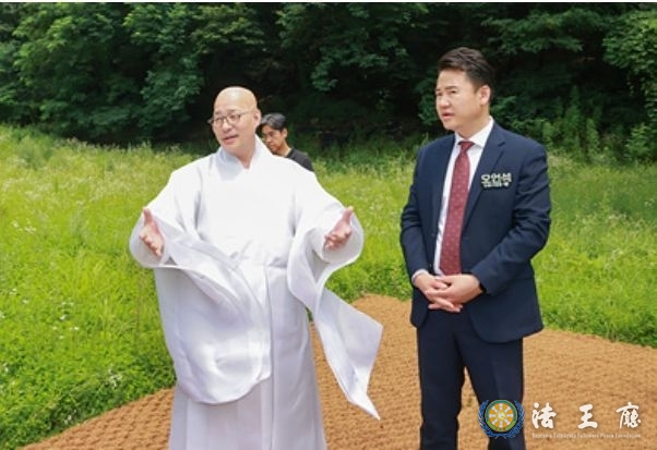 오언석 도봉구청장과 대한불교조계종 총무원장 진우스님이 영국사 및 도봉서원 터를 둘러보고 있다.