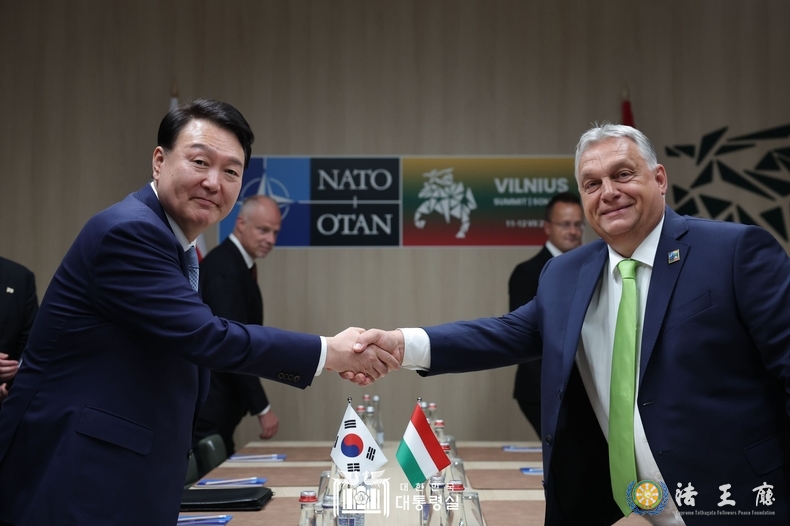 President Yoon Suk-yeol holds a summit with Hungarian Prime Minister Viktor Orbán on July 11. / Courtesy of the Presidential Office