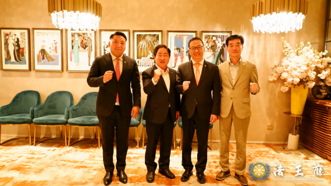  (From left) Deputy Mayor Jun Doo-ee of Ulaanbaatar, Mayor Ju Kwang-deok of Namyangju City, Minister Bat-Ulzi Bat-Erdene of the Mongolian Ministry of Environment and Tourism, and Vice Chairman Lee Sang-gi of the city council attend a consultation meeting arranged by the deputy mayor of Ulaanbaatar. 