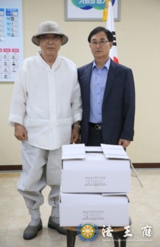 불교사암연합회 대덕 스님, 장마철 시민안전 위해 힘쓰는 덕양구 공무원 위문 / 사진=고양시청