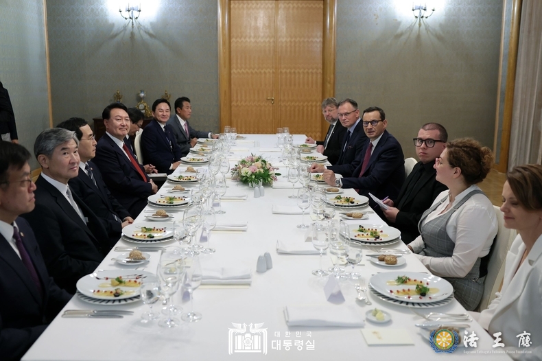  On July 13, President Yoon Suk-yeol holds a luncheon with Prime Minister Mateusz Morawiecki of Poland on July 13. Courtesy of the Presidential Office