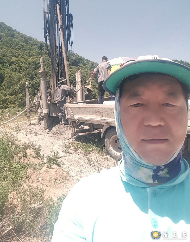 금율약수물을 발견하고 시공하는 신성우 대표 