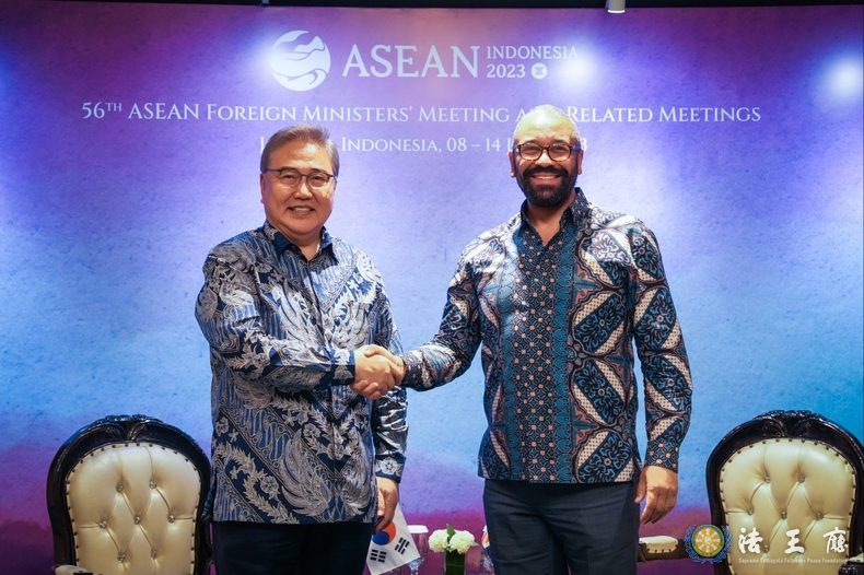  Foreign Minister Park Jin shakes hands with Indonesian Foreign Minister Retno Marsudi at the Shangri-La Hotel in Jakarta July 14 (local time) during the East Asia Summit (EAS) and Diplomatic Ministerial Meeting. / Courtesy of the Ministry of Foreign Affairs
