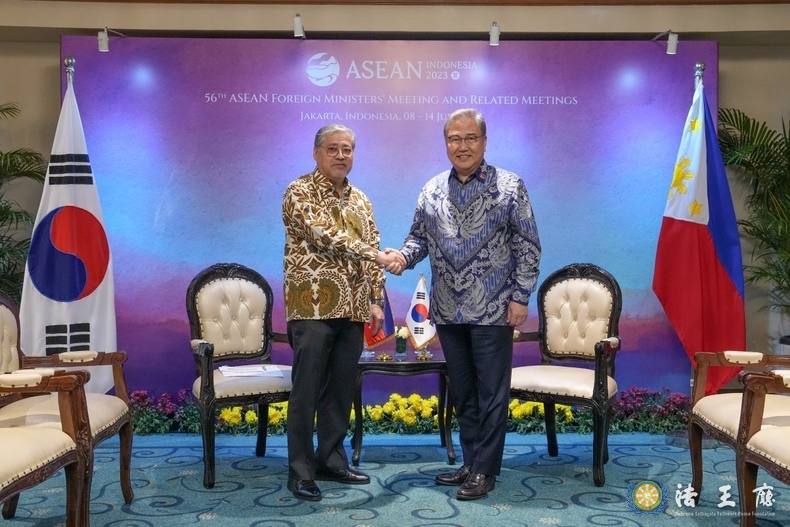  Foreign Minister Park Jin (left) and the Philippine Foreign Minister Enrique Manalo shake hands during the Foreign Ministerial Meeting held at Shangri-La Hotel in Jakarta, Indonesia on July 14 (local time). / Courtesy of the Ministry of Foreign Affairs