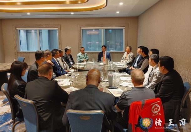  Lee Dong-seop (center), the President of Kukkiwon, discusses the development of Taekwondo with Canadian Taekwondo representatives. On his left is Ha Gi-seung, the President of the Canadian Taekwondo Association. He is the only Korean to serve as the President of the NOC Taekwondo Federation. /Courtesy of Kukkiwon