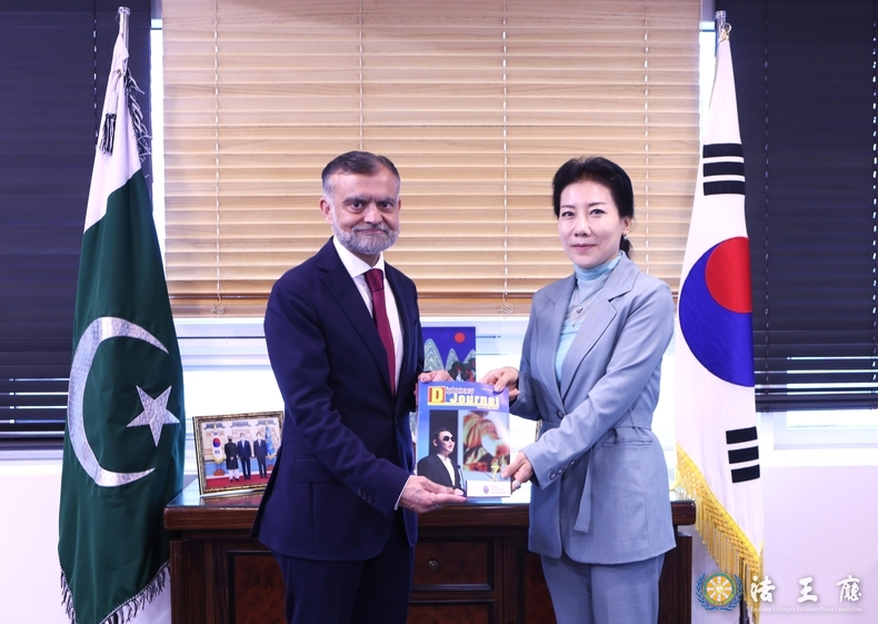  주한 파키스탄 나빌 무니르(Nabeel Munir)대사(좌측)와 외교저널 김지은(우측)사회부장, 사진=법왕청신문