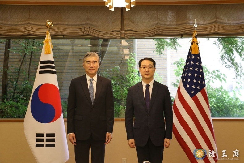 Kim Gunn, ROK Special Representative for Korean Peninsula Peace and Security Affairs, strikes a pose on July 21 in Karuizawa, Nagano Prefecture, Japan, ahead of the talks with U.S. Special Representative for the DPRK Ambassador Sung Kim and South Korean and U.S. representatives. / Courtesy of the Ministry of Foreign Affairs