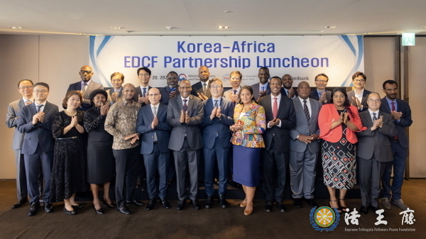  The EDCF holds an "invitation meeting for African ambassadors to Korea" at the Plaza Hotel in Seoul on July 20. After the meeting, officials from the Ministry of Strategy and Finance, Korea Eximbank officials, and diplomats from the African embassies in Seoul are taking a commemorative photo. / Courtesy of Korea Eximbank