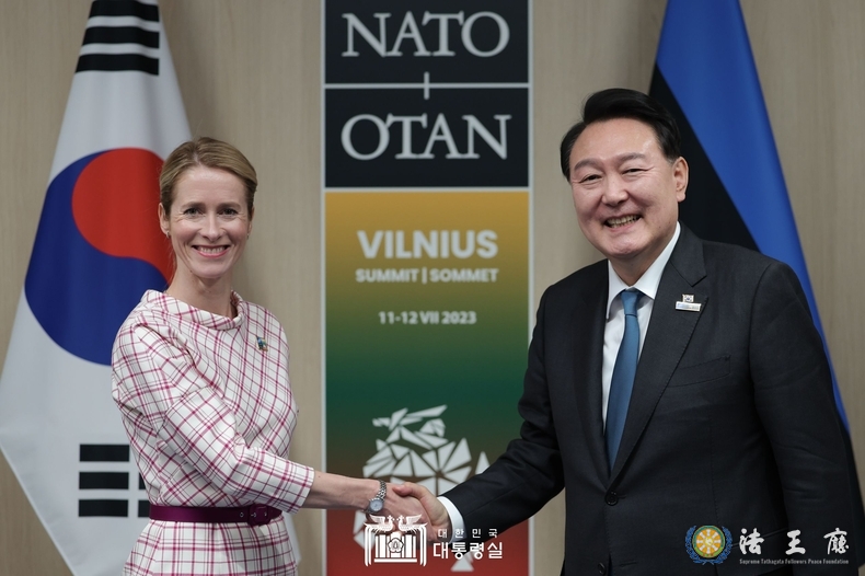 President Yoon Suk-yeol holds informal talks with Estonian Prime Minister Kaja Kallas on July 12.