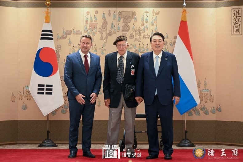 President Yoon Suk-yeol holds a meeting with Luxembourg Prime Minister Xavier Bettel on July 25. He also talked with Korean War veteran Léon Moyen, who survived the war.
