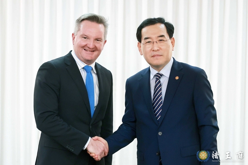  Trade, Industry and Energy Minister Lee Chang-yang (right) meets with Australia’s Climate Change and Energy Minister Chris Bowen on July 25 in Seoul and discussed measures for cooperation and investment in liquefied natural gas (LNG) and hydrogen.