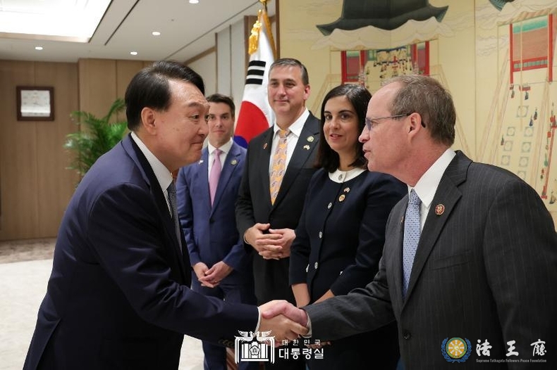 President Yoon Suk-yeol (left) on July 31 shakes hands with U.S. Rep. Gregory F. Murphy, a member of a visiting delegation from the House of Representatives, at the Office of the President in Seoul's Yongsan-gu District. (Office of the President)