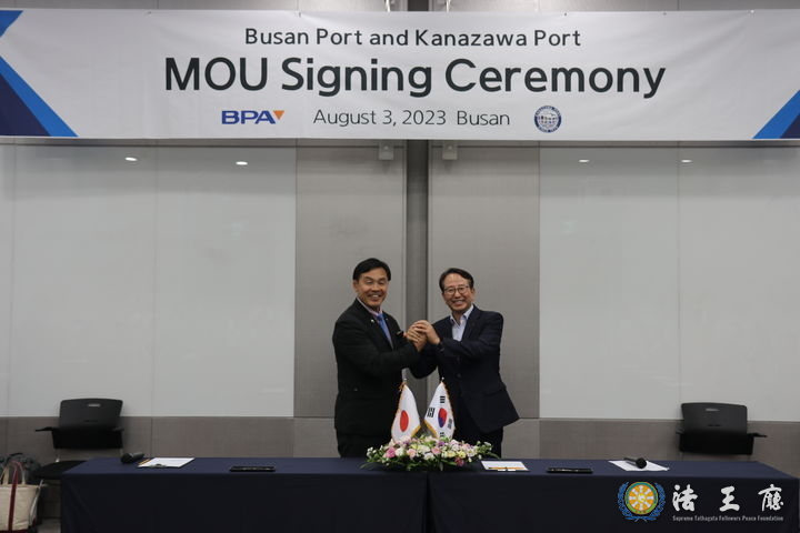 Ishikawa Prefecture Governor Hiroshi Hase (left) and Busan Port Authority President Kang Joon-seok are taking commemorative photos after signing the MOU. (Courtesy of the Busan Port Authority)
