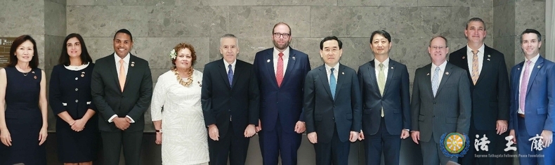 Trade, Industry and Energy Minister Lee Chang-yang (seventh from left) and Minister for Trade Dukgeun Ahn take a commemorative photo with members of the House Committee on Ways and Means, led by Congressman Jason Smith, on July 31 in Seoul. / Courtesy of the Ministry of Trade, Industry and Energy