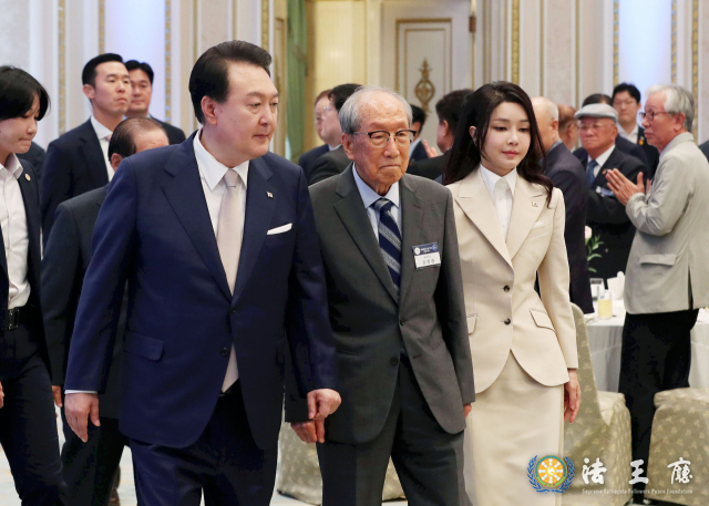 President Yoon Suk-yeol and First Lady Kim Keon-hee, along with patriot Kim Young-kwan, are entering a luncheon for independence fighters and bereaved families at the President’s Guest House on Aug. 9. / Courtesy of the President’s Office