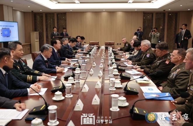 President Yoon Suk-yeol (left, center) presides over a meeting with key UNC (United Nations Command) officials at the President's office on August 10. / Courtesy of the President’s Office