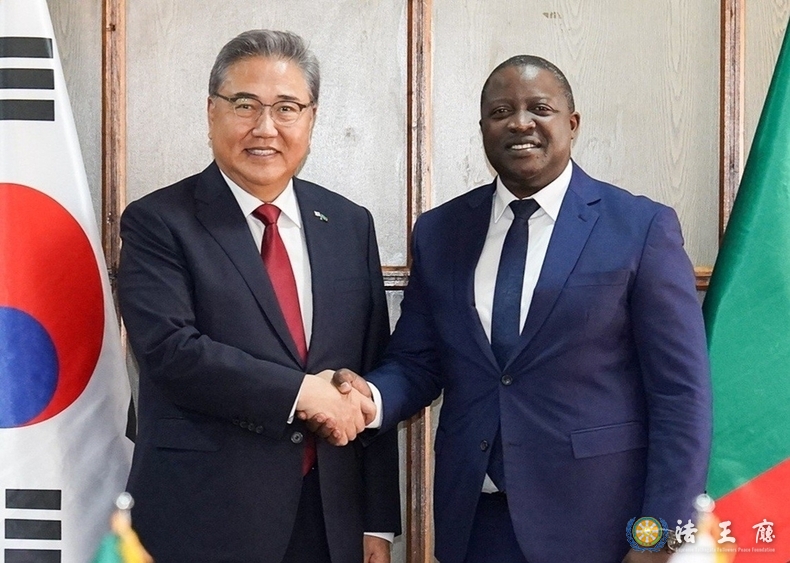 Minister of Foreign Affairs Park Jin (left) shakes hands with Zambia’s Minister of Foreign Affairs and International Cooperation Stanley Kasongo Kakubo in Zambia on August 10.<br>
