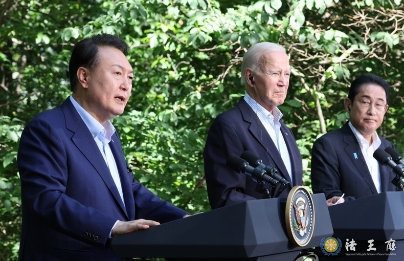President Yoon Suk-yeol (left) delivers a speech at a joint press conference with U.S. President Joe Biden (center) and Japanese Prime Minister Fumio Kishida after their trilateral summit at the Camp David presidential retreat in Maryland on Aug. 18, 2023.