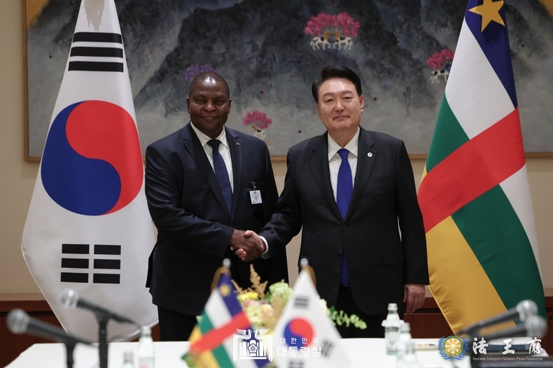 President Yoon Suk-yeol (right) holds the Korea-Central African Republic Summit with Central African Republic President Faustin-Archange Touadera on Sept. 20./ Courtesy of the Presidential Office