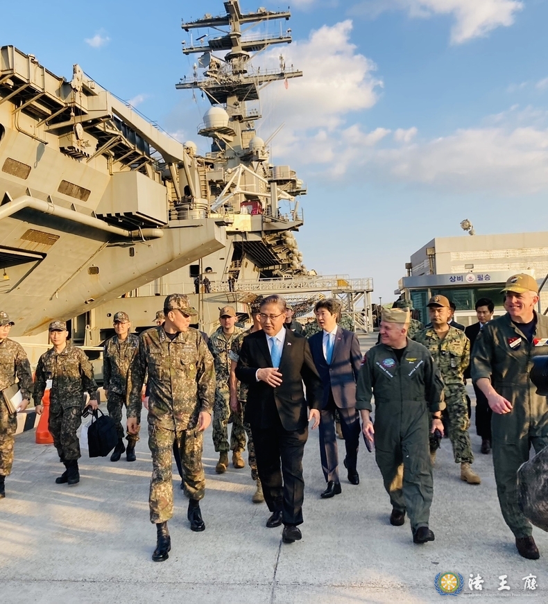 Foreign Minister Park Jin visits the USS Ronald Reagan, which arrived at Naval Base in Busan on Sept. 15.