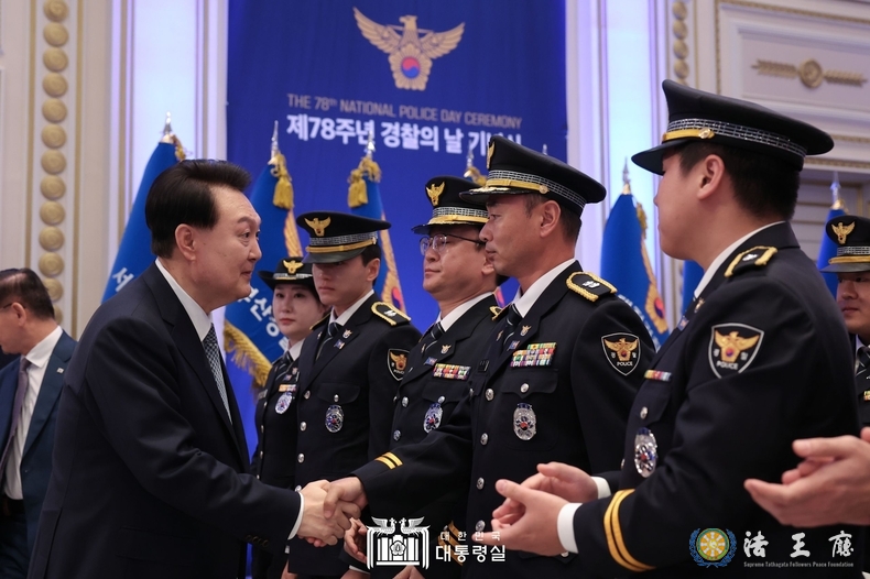  윤석열 대통령이 18일 청와대 영빈관에서 열린 제78주년 경찰의날 기념식에서 참석자들과 인사하고 있다. (사진=대통령실 ) 