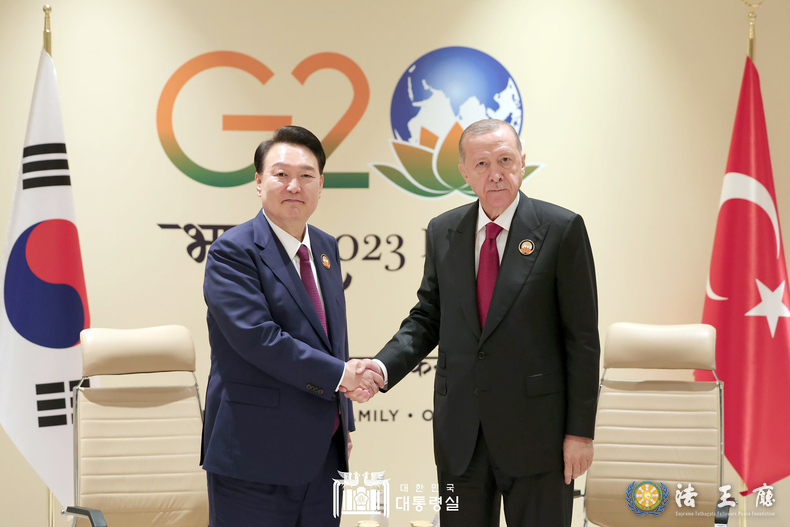 2023년 9월 9일, 인도에서 윤석열 대통령(왼쪽)이 튀르키예 레제프 타이이프 에르도안 대통령과 악수하고 있다.(사진제공=대통령실)