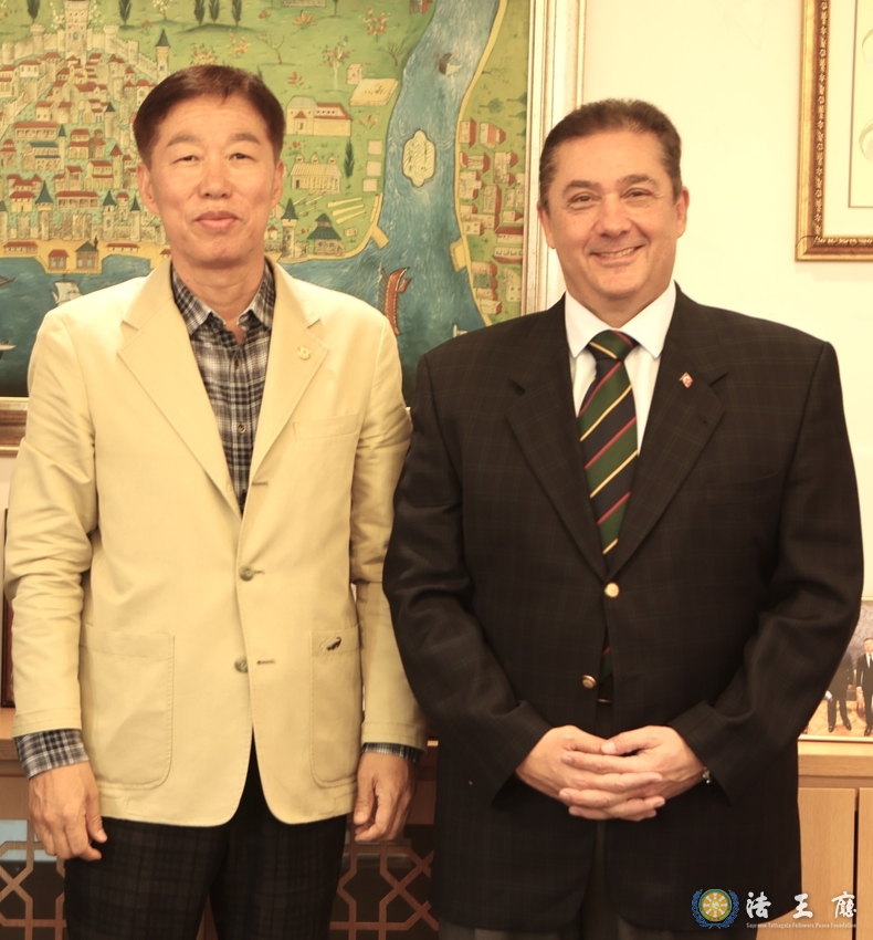 주한 튀르키예 무랏 타메르 대사(오른쪽)와 외교 저널 발행인 이존영 회장이 함께 포즈를 취하고 있다.(사진=외교저널)